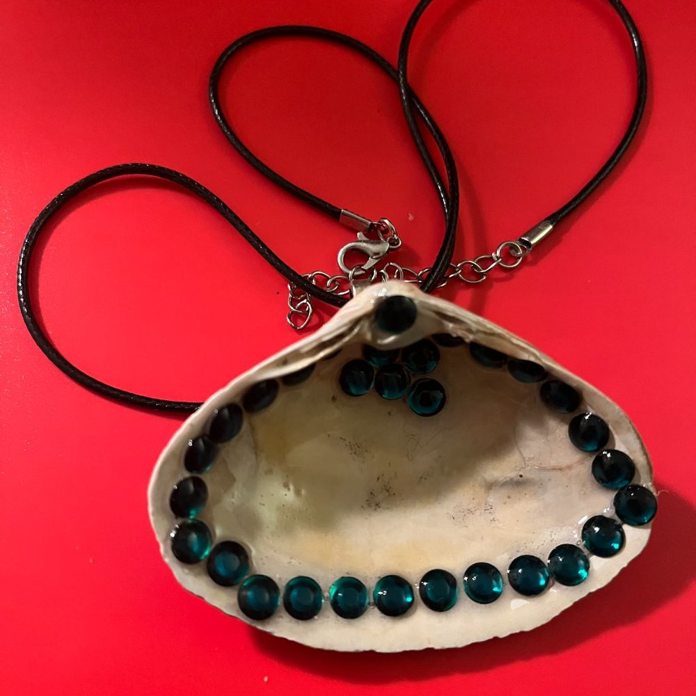 Rhinestone Seashell Hand Design - Picture 11 of 16